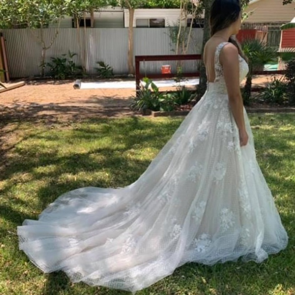 New wedding dress - Picture 3 of 7